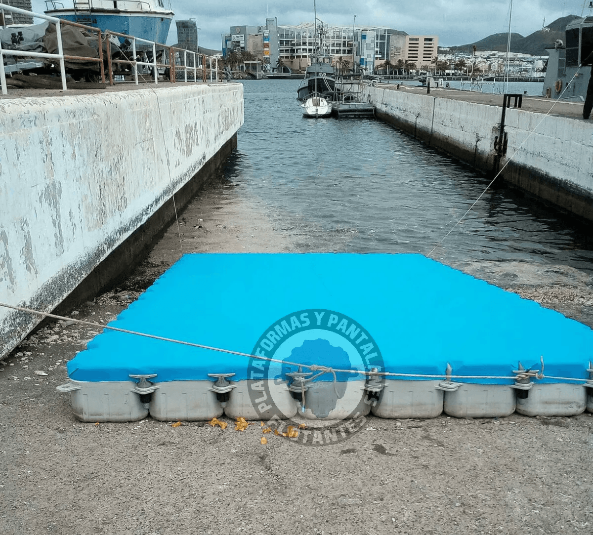 Plataforma flotante de ocio cubierta con lona