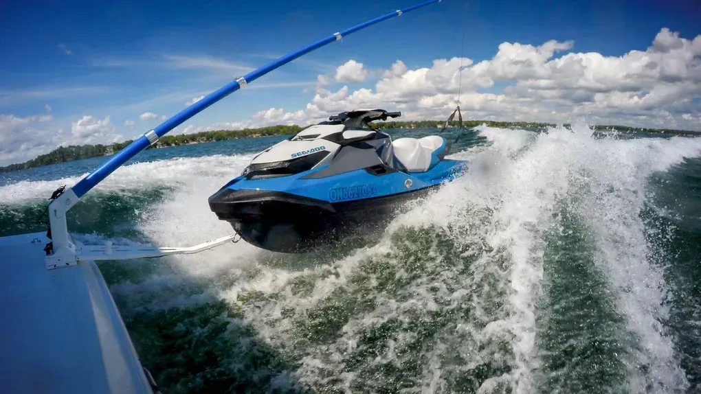 remolcar moto de agua en el mar