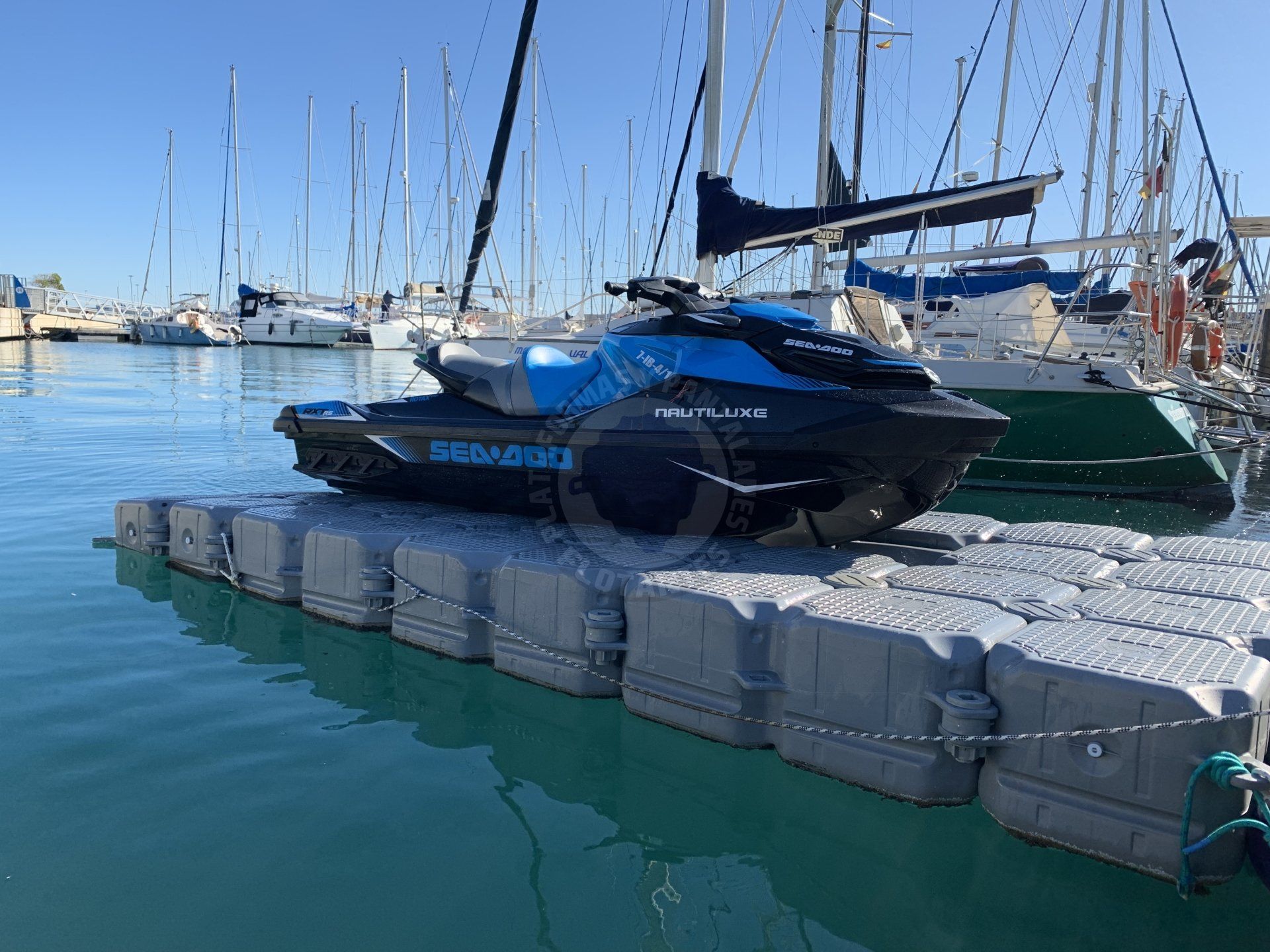 Plataforma flotante moto de agua