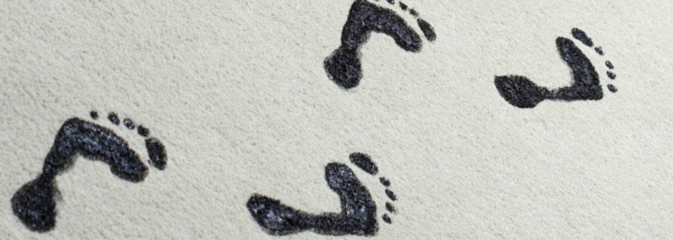 Fußabdrücke eines Babys auf Papier