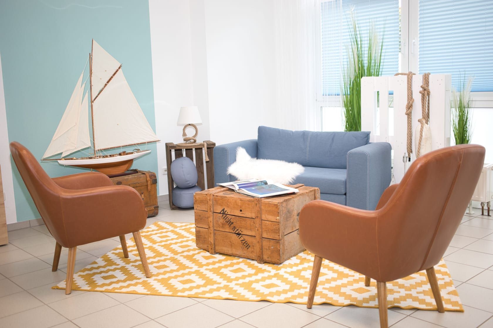 Praxisräumlichkeiten mit Stühlen, Sofa und Tischen 02