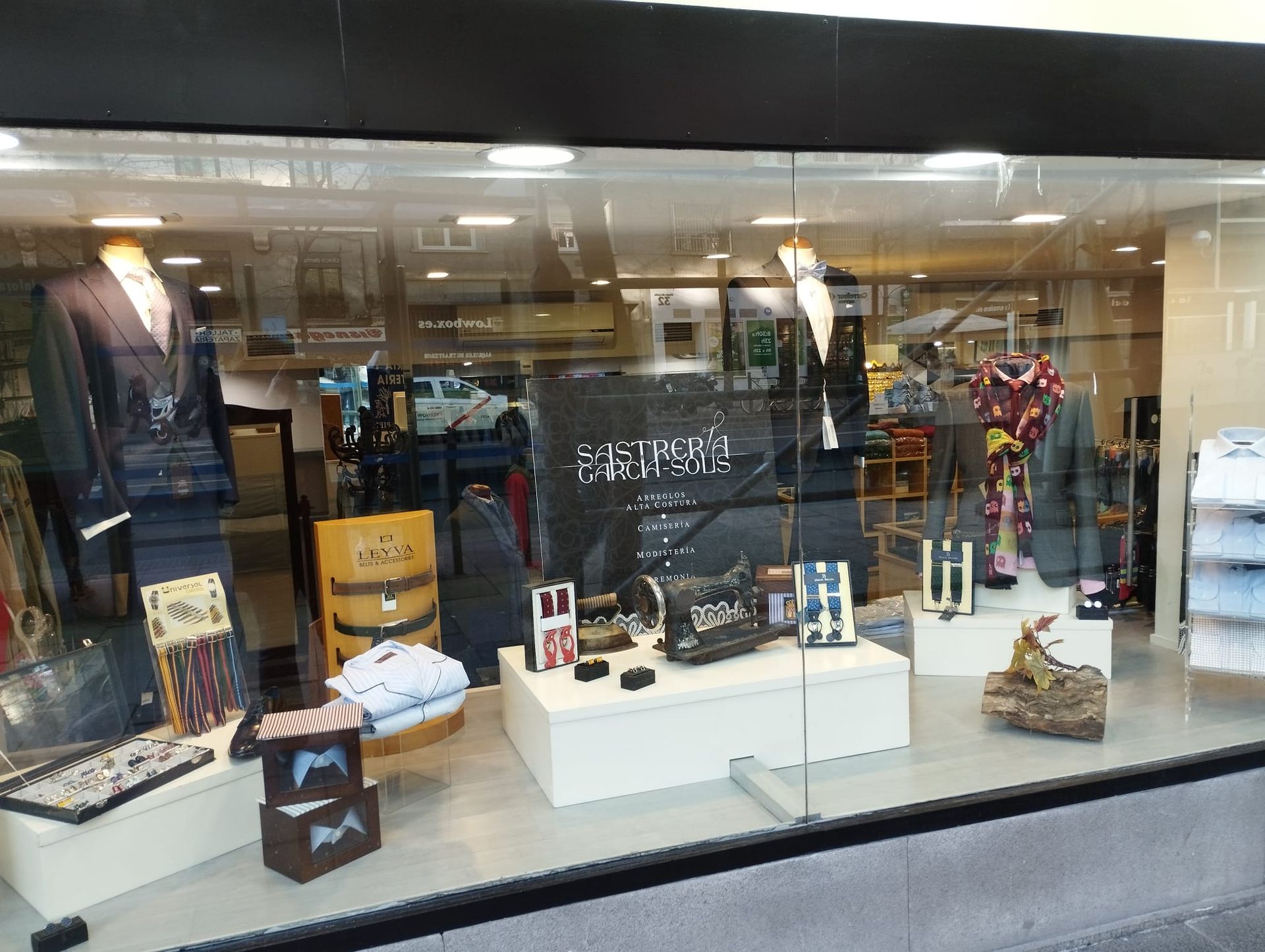 Su mejor Sastre, aquí en Diego de León 25.