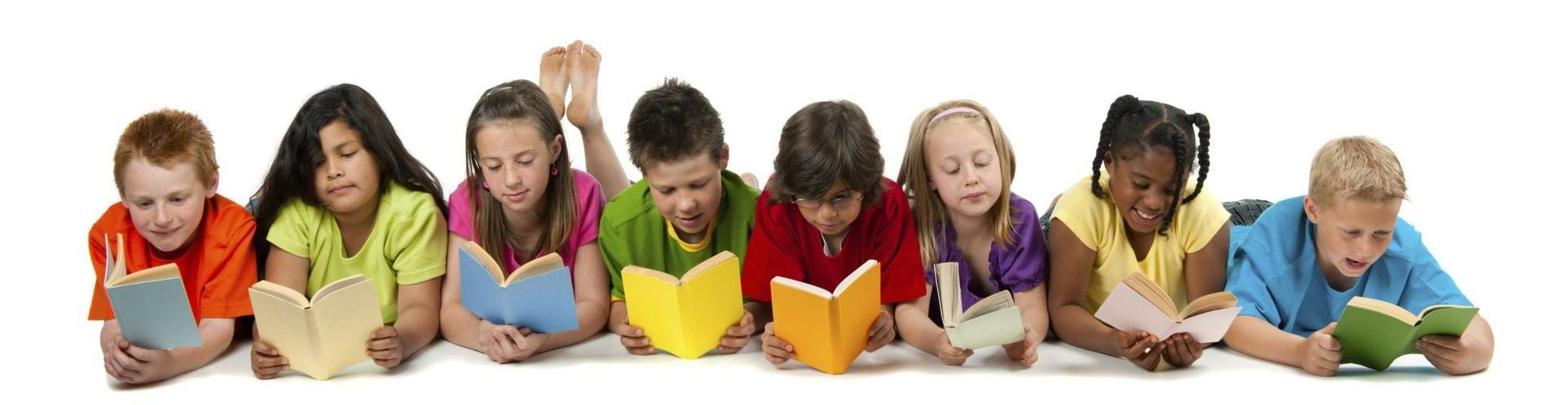Gruppe von Kindern, die in Büchern lesend auf dem Bauch liegen.