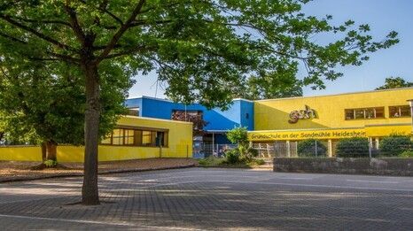 Grundschule Heidesheim mit Spielplatz