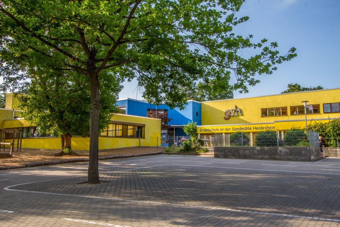 Außenansicht Gebäude Grundschule Heidesheim mit Haupteingang