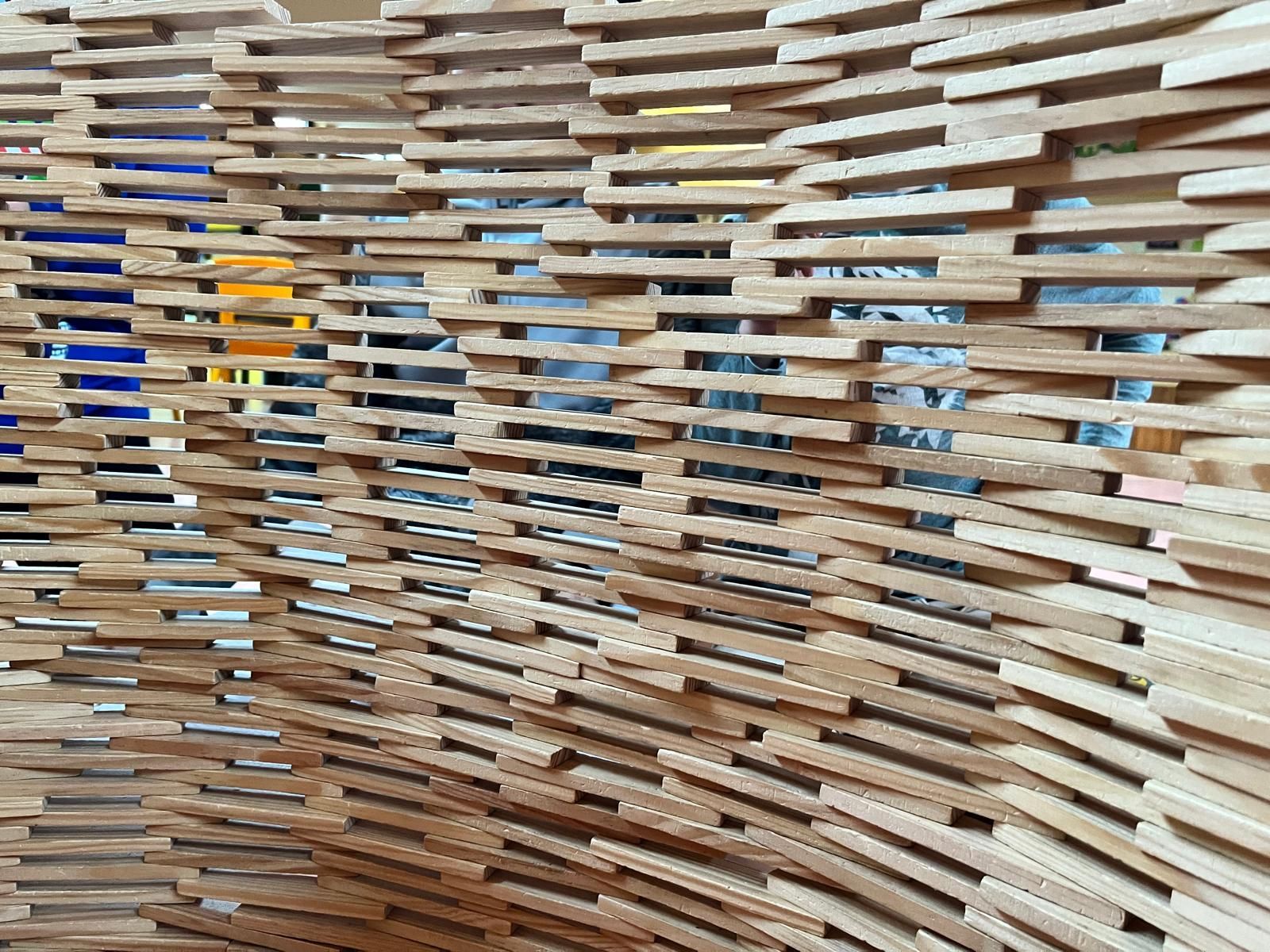 Kapla Holzbauklötze zu einer Mauer gebaut