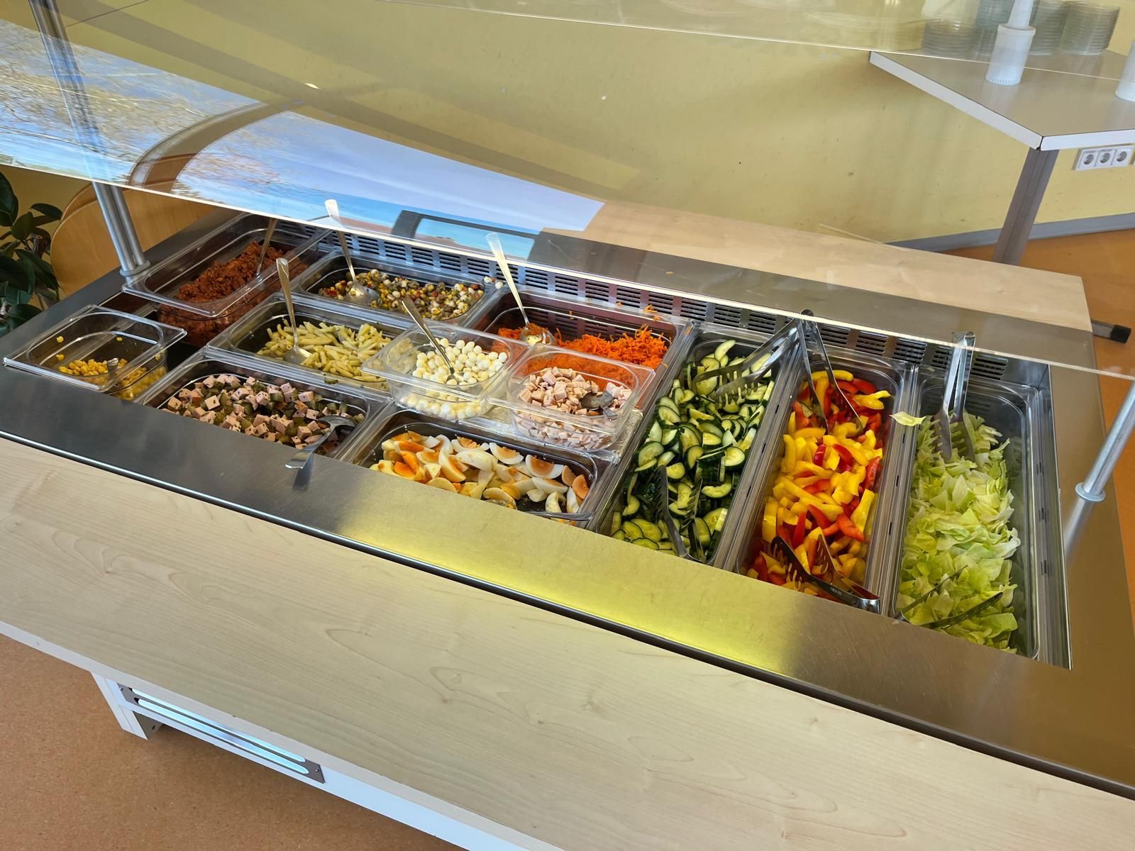 Salatbuffet in der Mensa