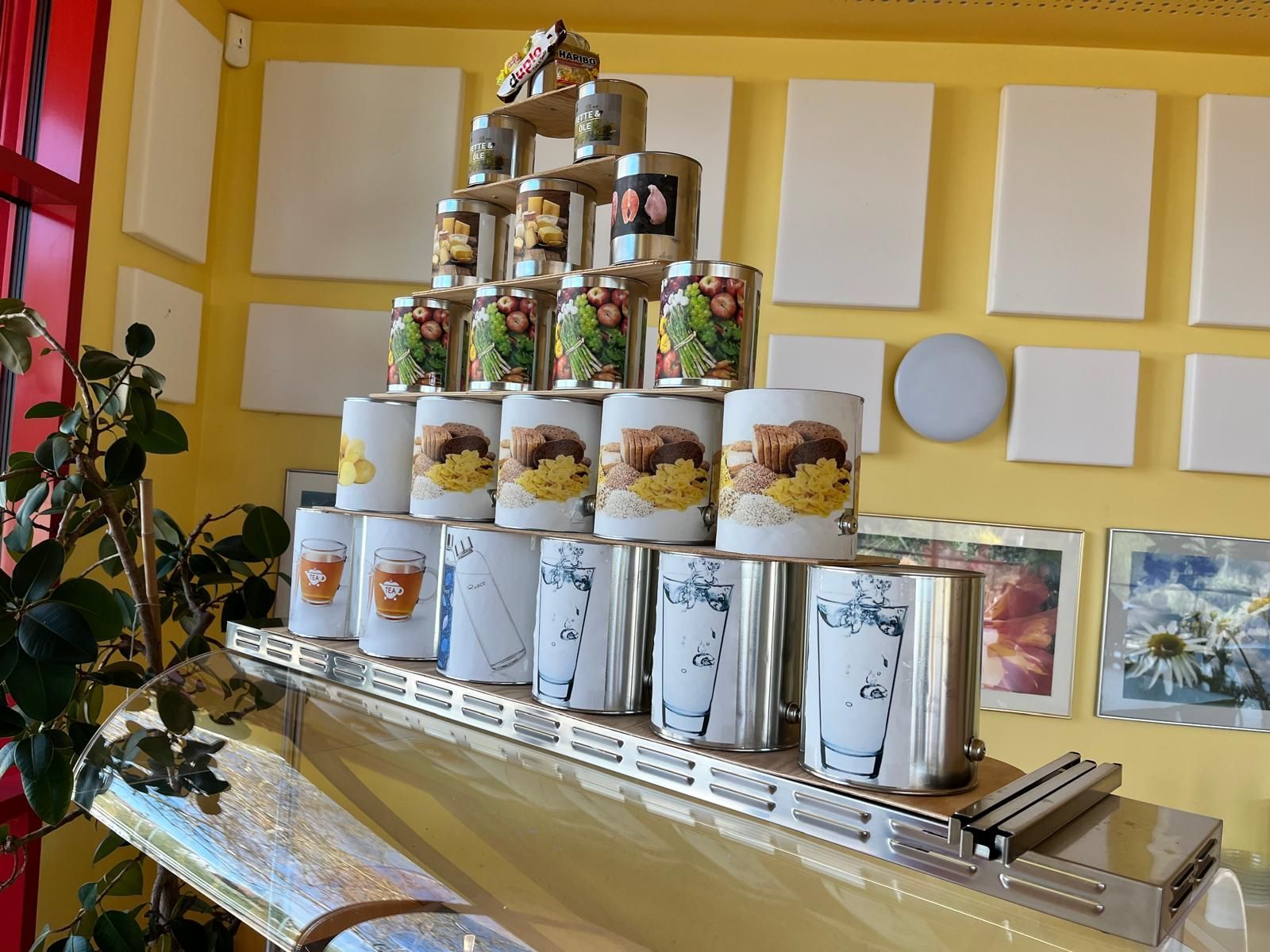 Konservendosen dekorativ gestapelt