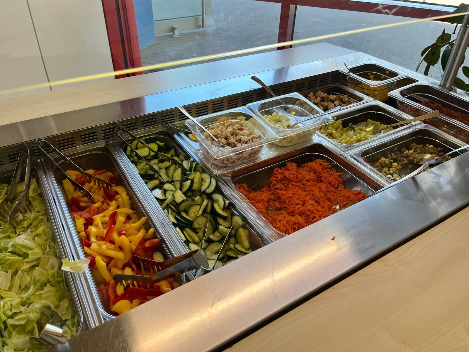 Salatbuffet in der Mensa