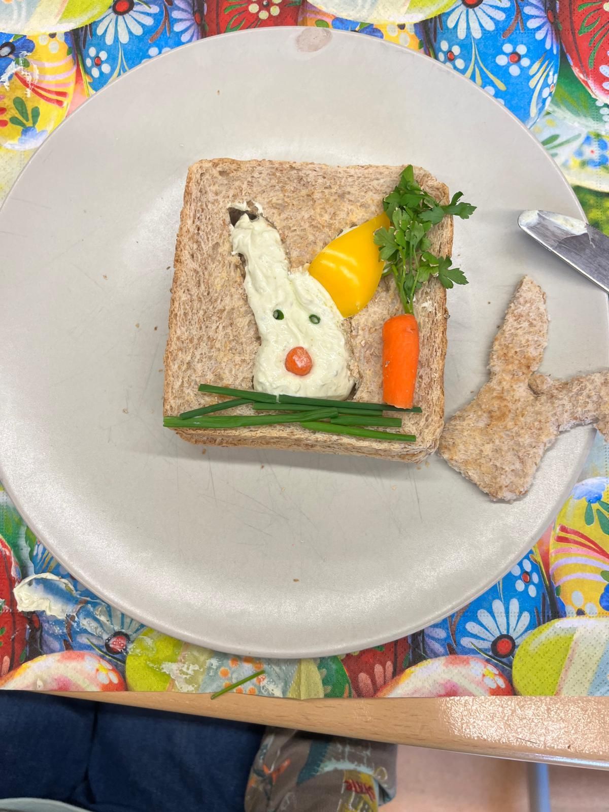 belegtes Toastbrot dessen Belag aus Gemüse zu einem Smiley belegt ist