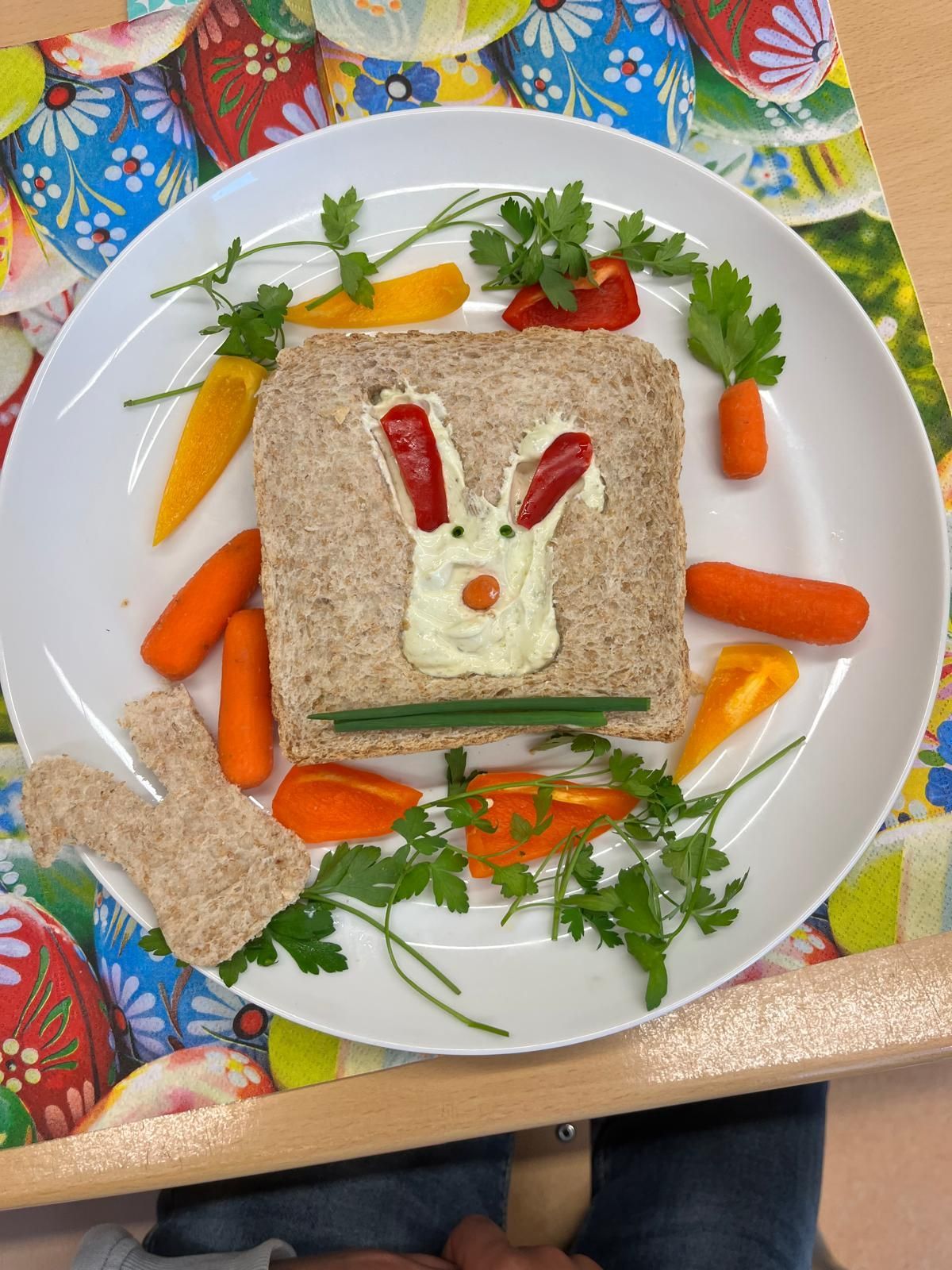 belegtes Toastbrot dessen Belag aus Gemüse zu einem Smiley belegt ist