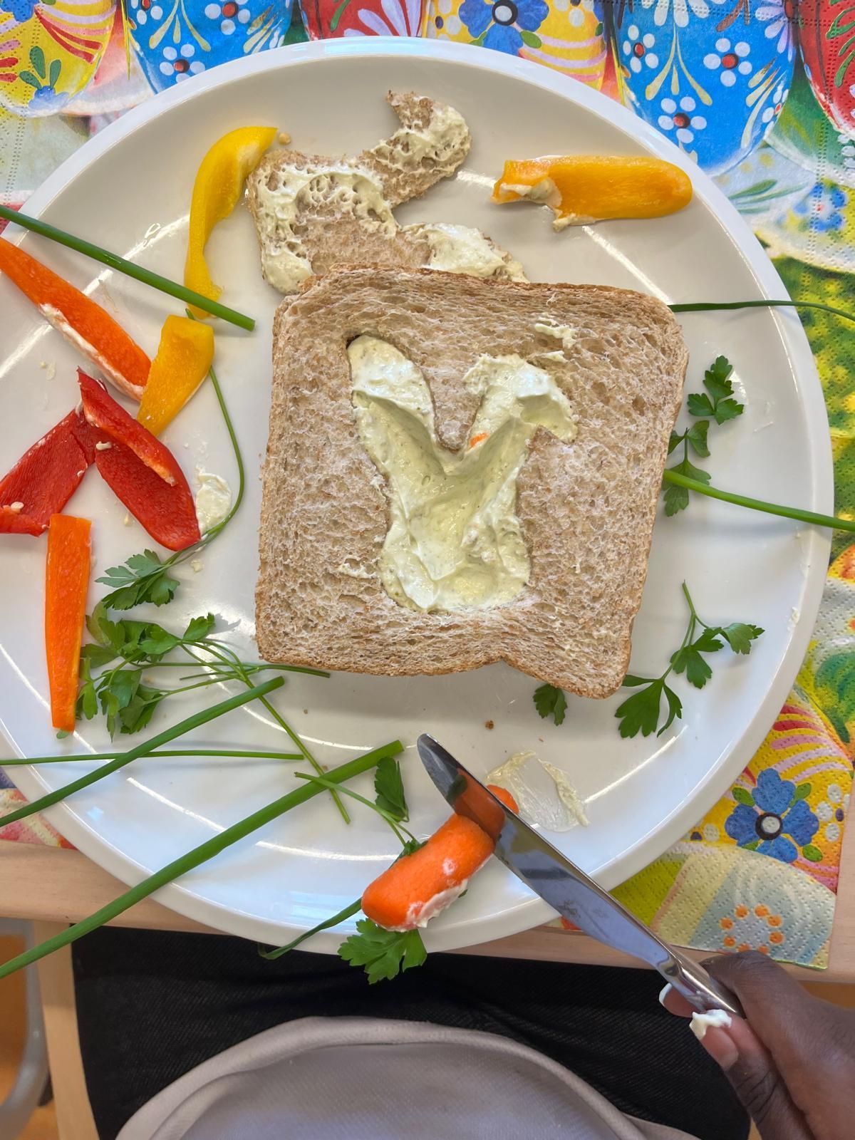 belegtes Toastbrot dessen Belag aus Gemüse zu einem Smiley belegt ist