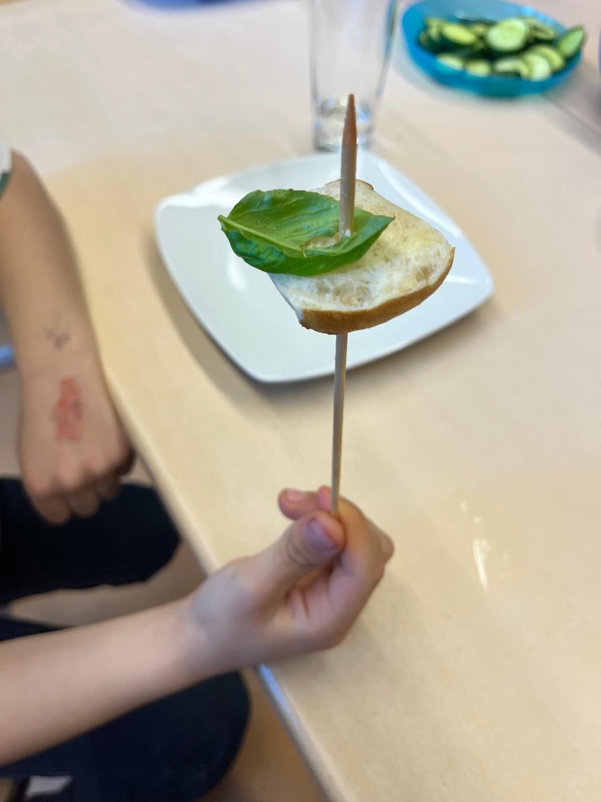 belegtes Toastbrot dessen Belag aus Gemüse zu einem Smiley belegt ist