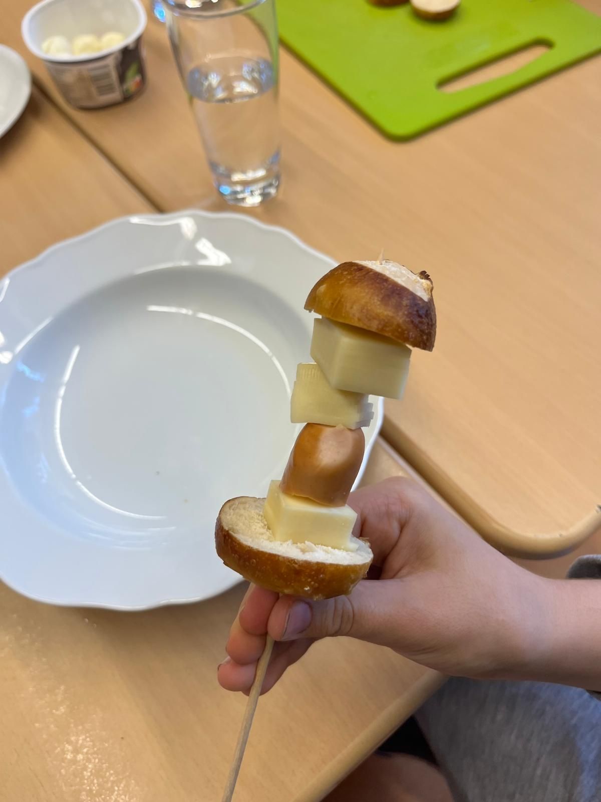 belegtes Toastbrot dessen Belag aus Gemüse zu einem Smiley belegt ist