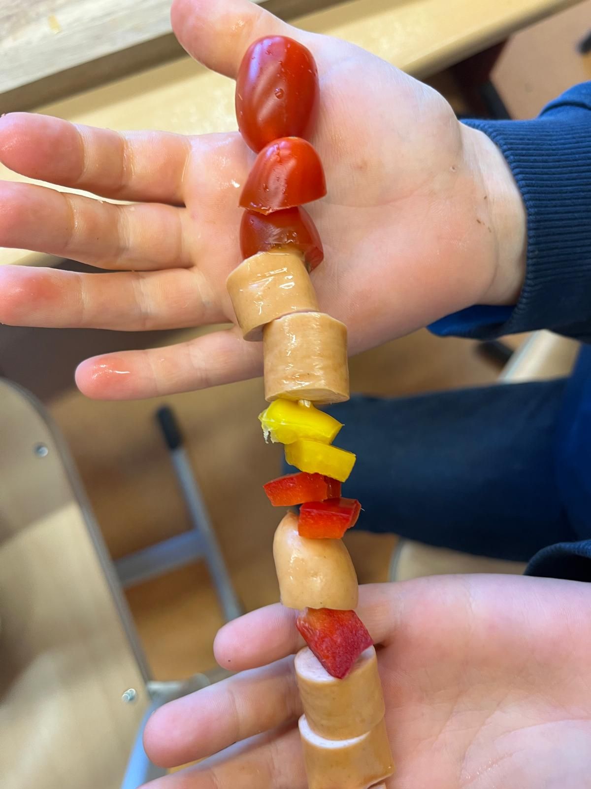 belegtes Toastbrot dessen Belag aus Gemüse zu einem Smiley belegt ist