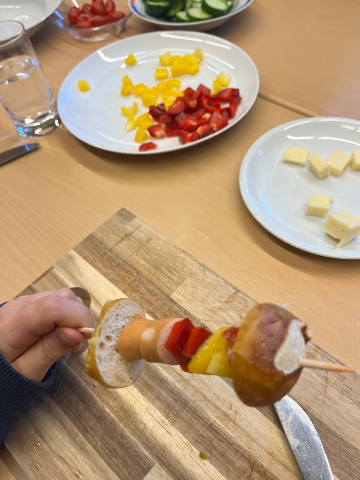 belegtes Toastbrot dessen Belag aus Gemüse zu einem Smiley belegt ist