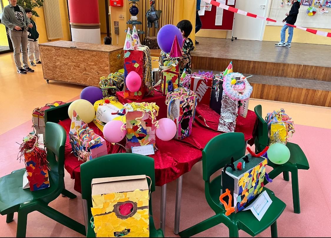 Ausstellung bunte Boxen