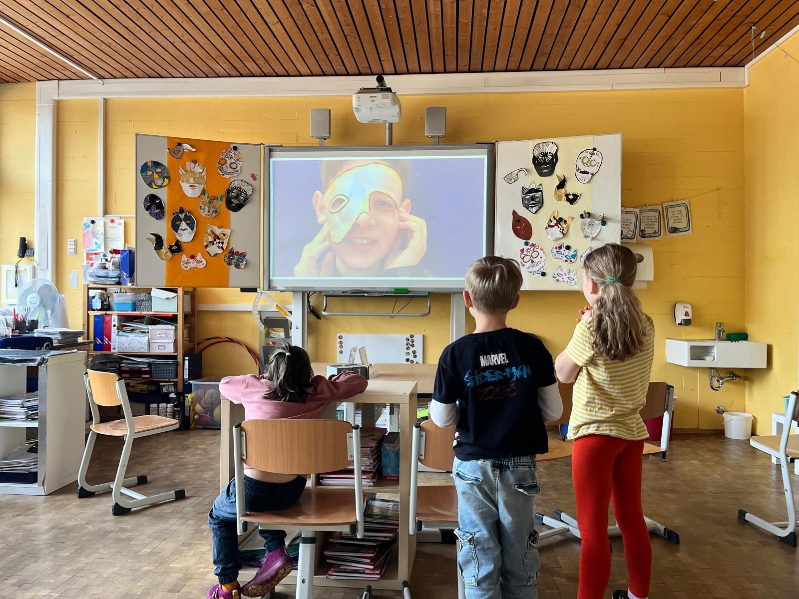 Klassenraum mit Whiteboardtafel und Videoinstallation