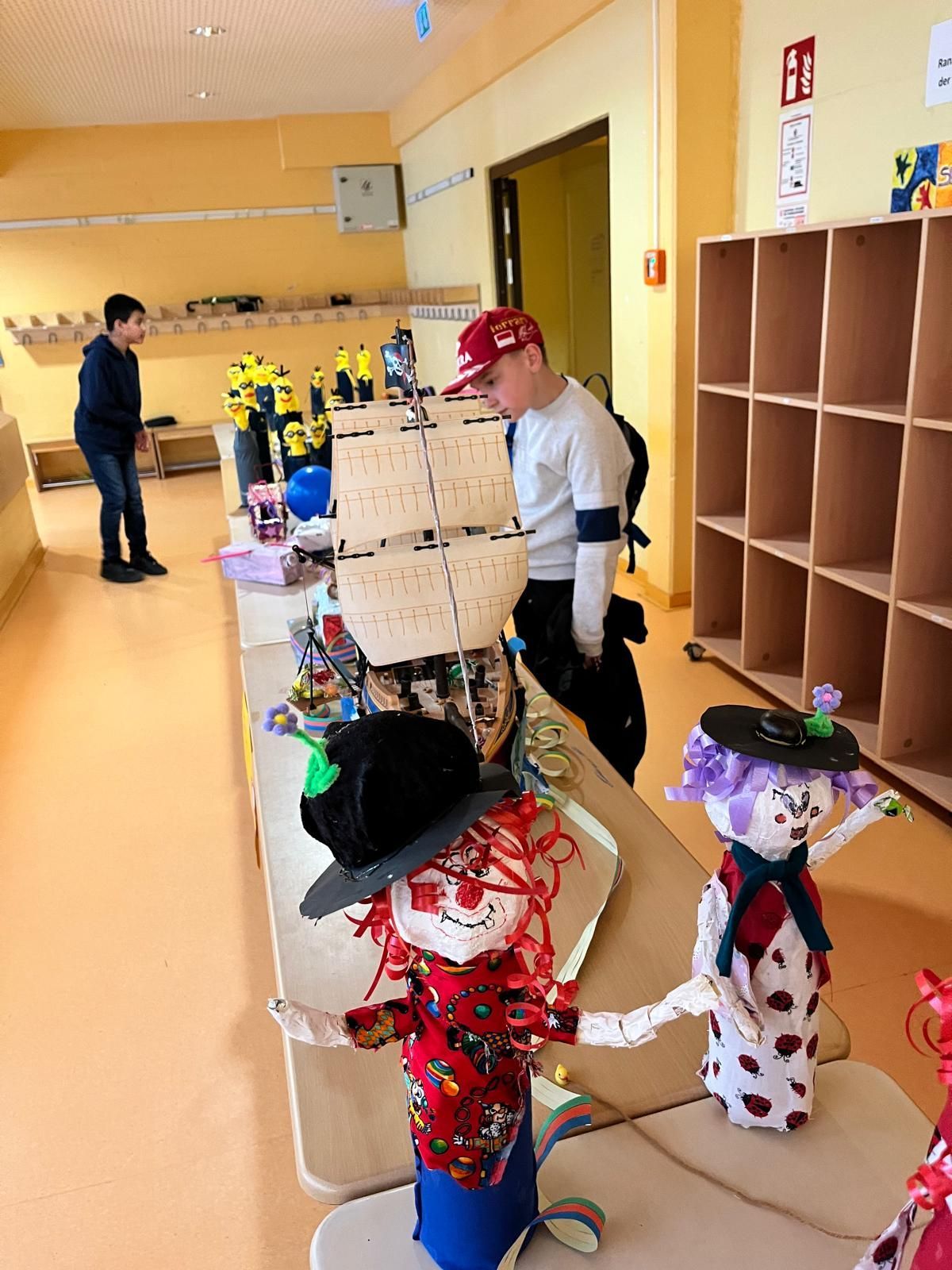Piratenschiff und Pappmascheepiraten