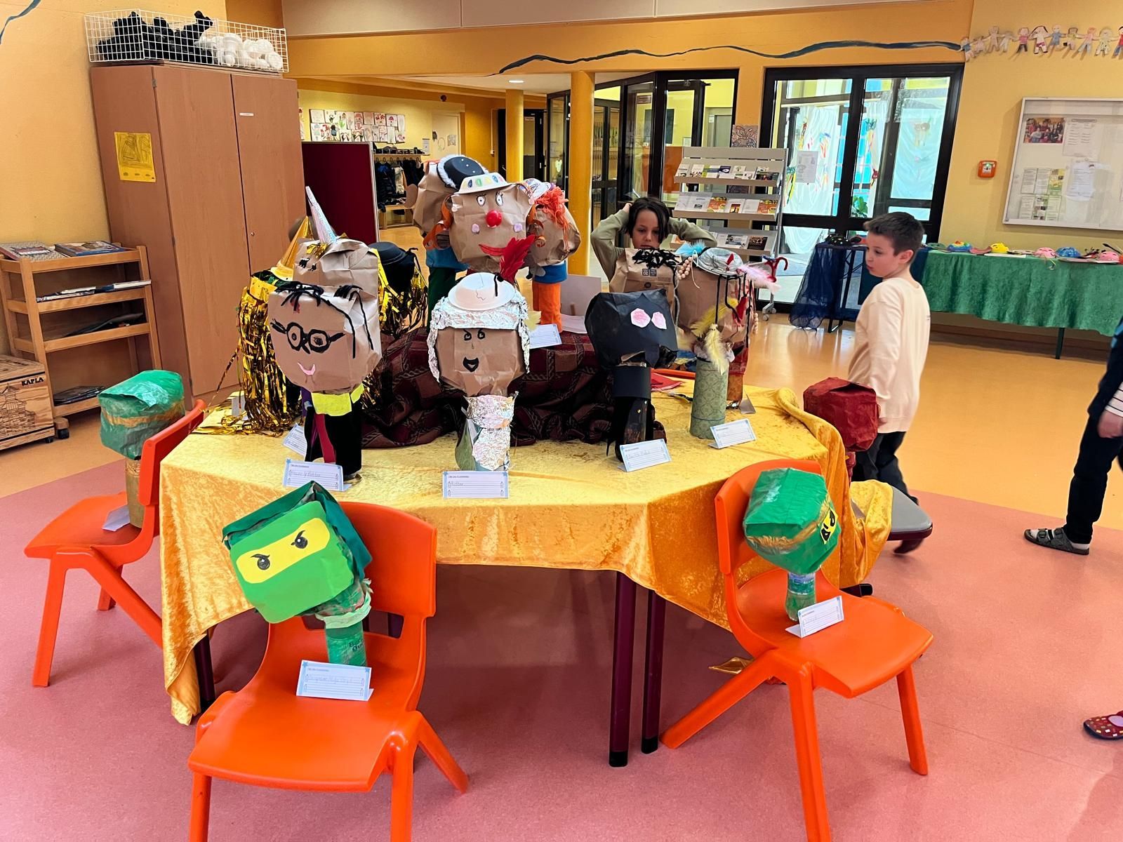 Pappmascheefiguren Ausstellung