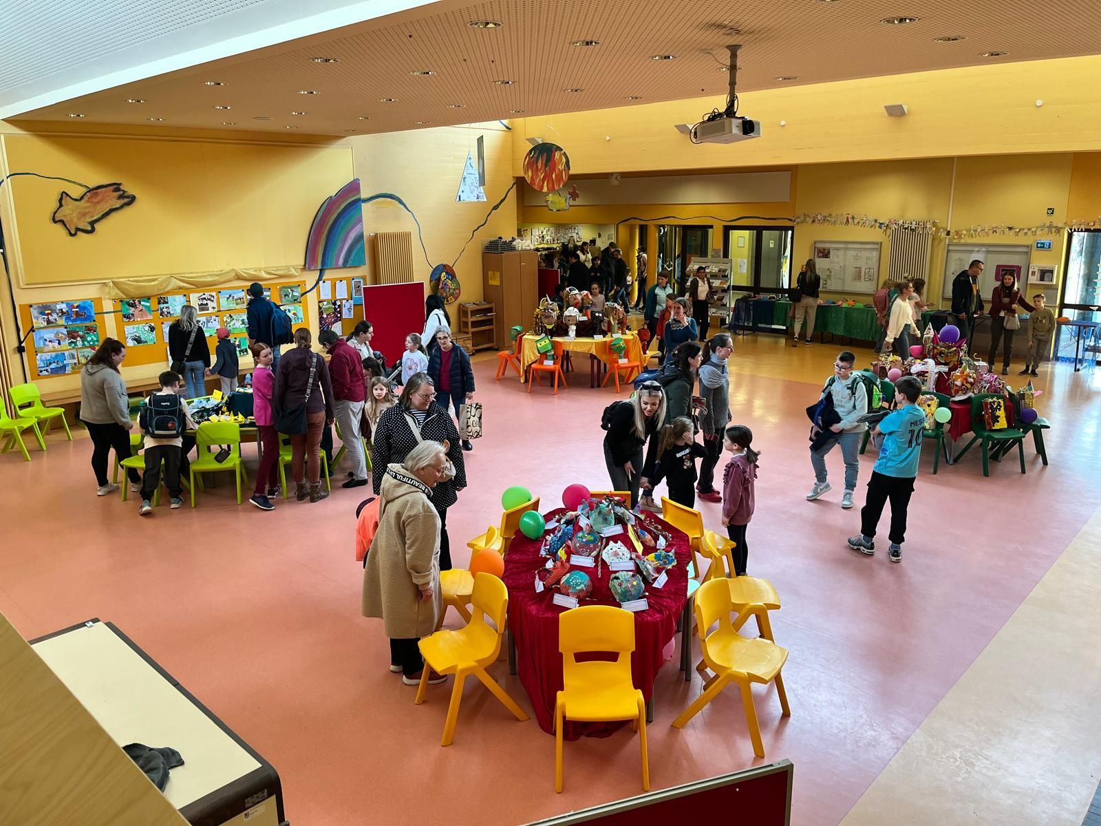 Überblick Fastnachtsausstellung im Foyer mit Besuchenden (2)