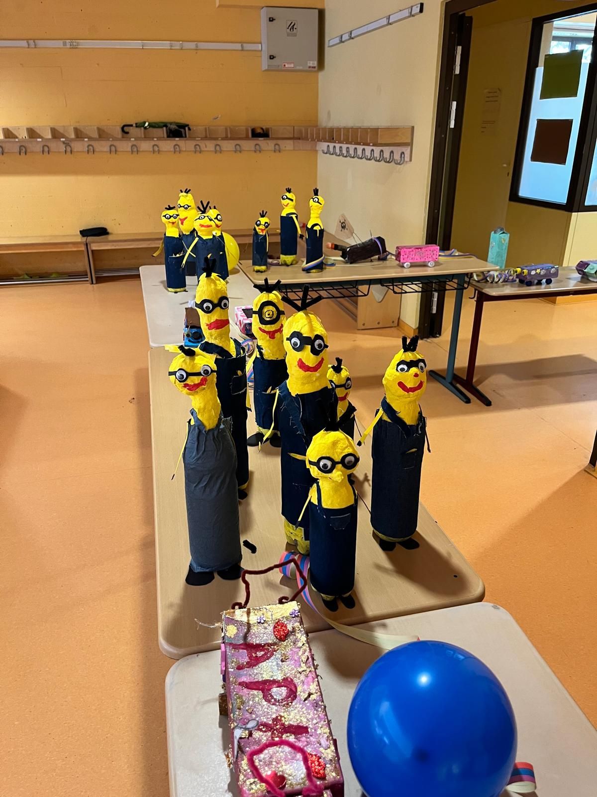 Minions aus Pappmaschee (2)