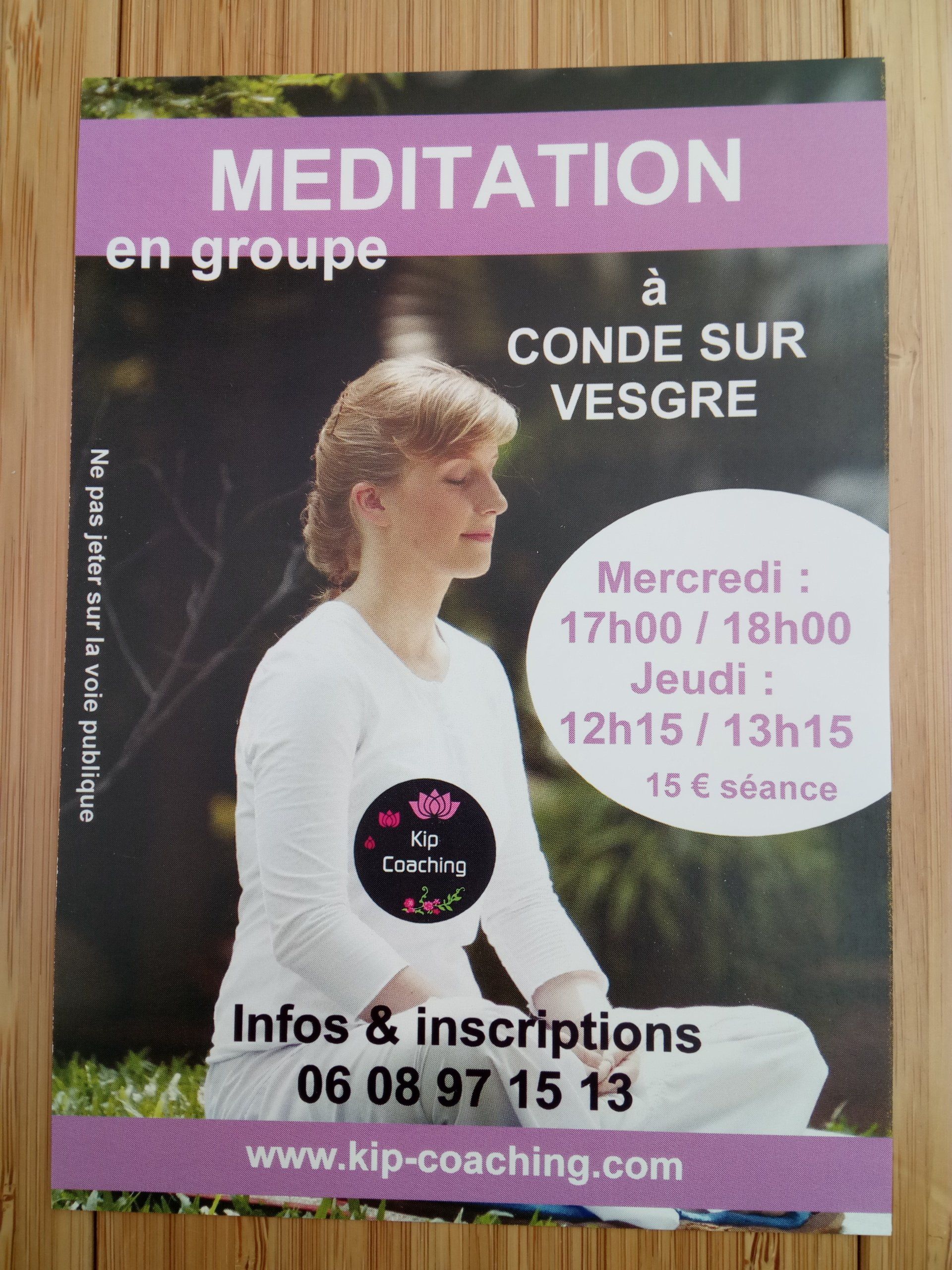 femme en méditation, tout de blanc vêtue,posture assise femme en méditation, tout de blanc vêtue,posture assise