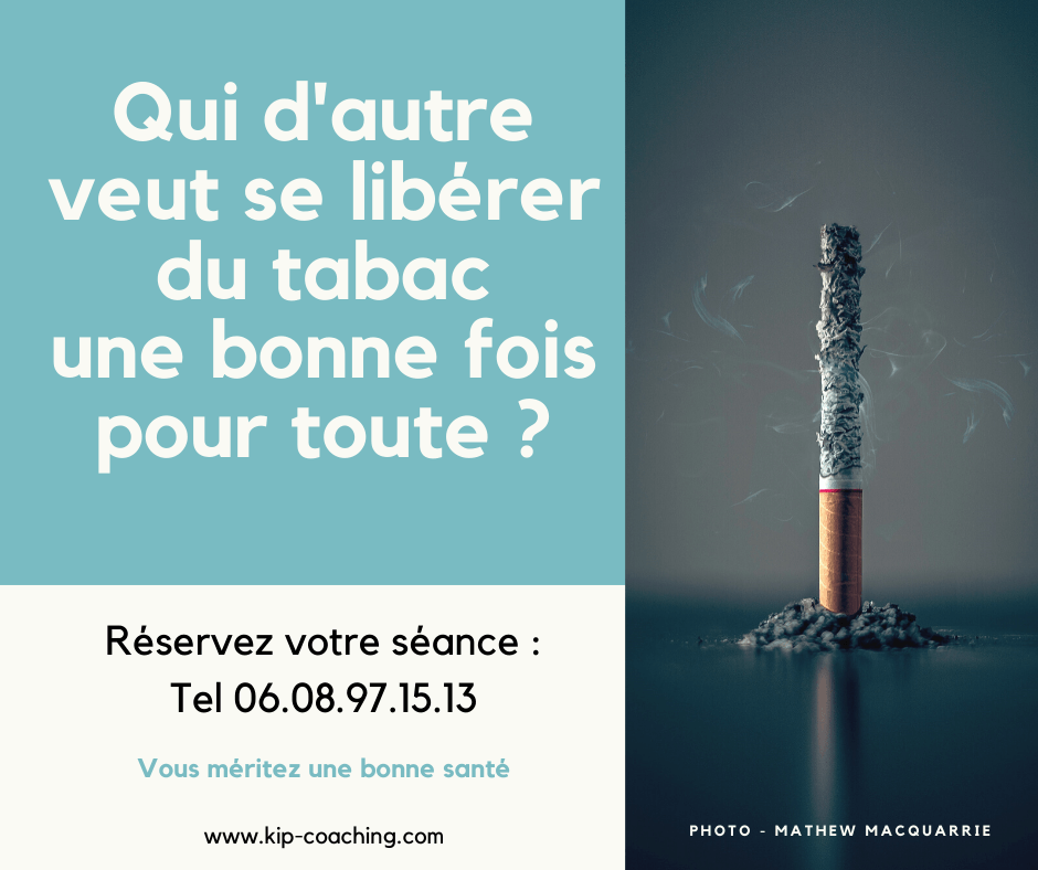 Fond noir, une lumière lumineuse sur un cercle bleu Fond noir, lumière lumineuse sur un cercle bleu foncé