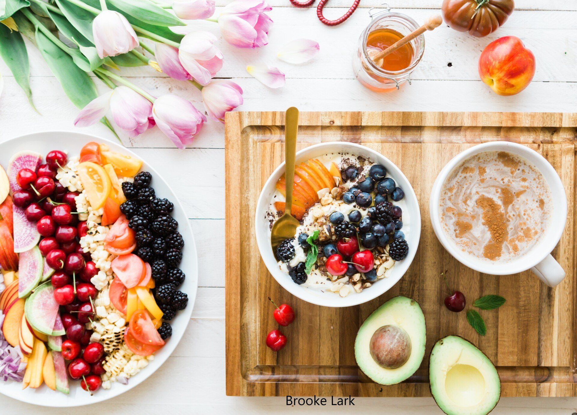 Diététique, alimentation équilibrée, tasse de café, bol de petit déjeuner avec fruits
