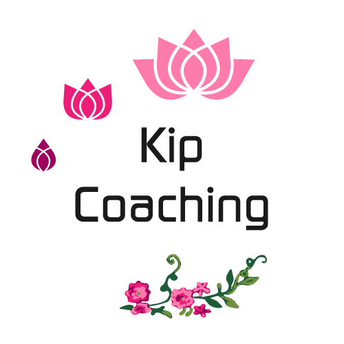 logo Kip Coaching Logo Kip Coaching, cercle blanc avec 3 lotus roses et une plante verte en fleurs roses qui pousse