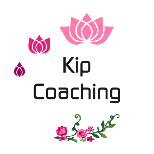 Logo Kip Coaching, cercle blanc avec 3 lotus roses et une plante verte en fleurs roses qui pousse
