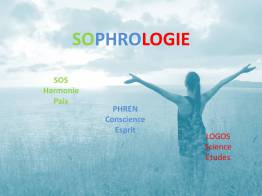 Sophrologie, image femme heureuse qui ouvre ses bras et respire librement Sophrologie, femme ouvrant les bras et respirant librement