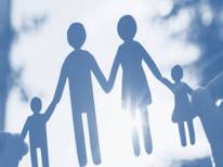 Sophrologie, image famille se tenant par la main, parents avec enfants Sophrologie, image famille se tenant par la main, parents avec enfants