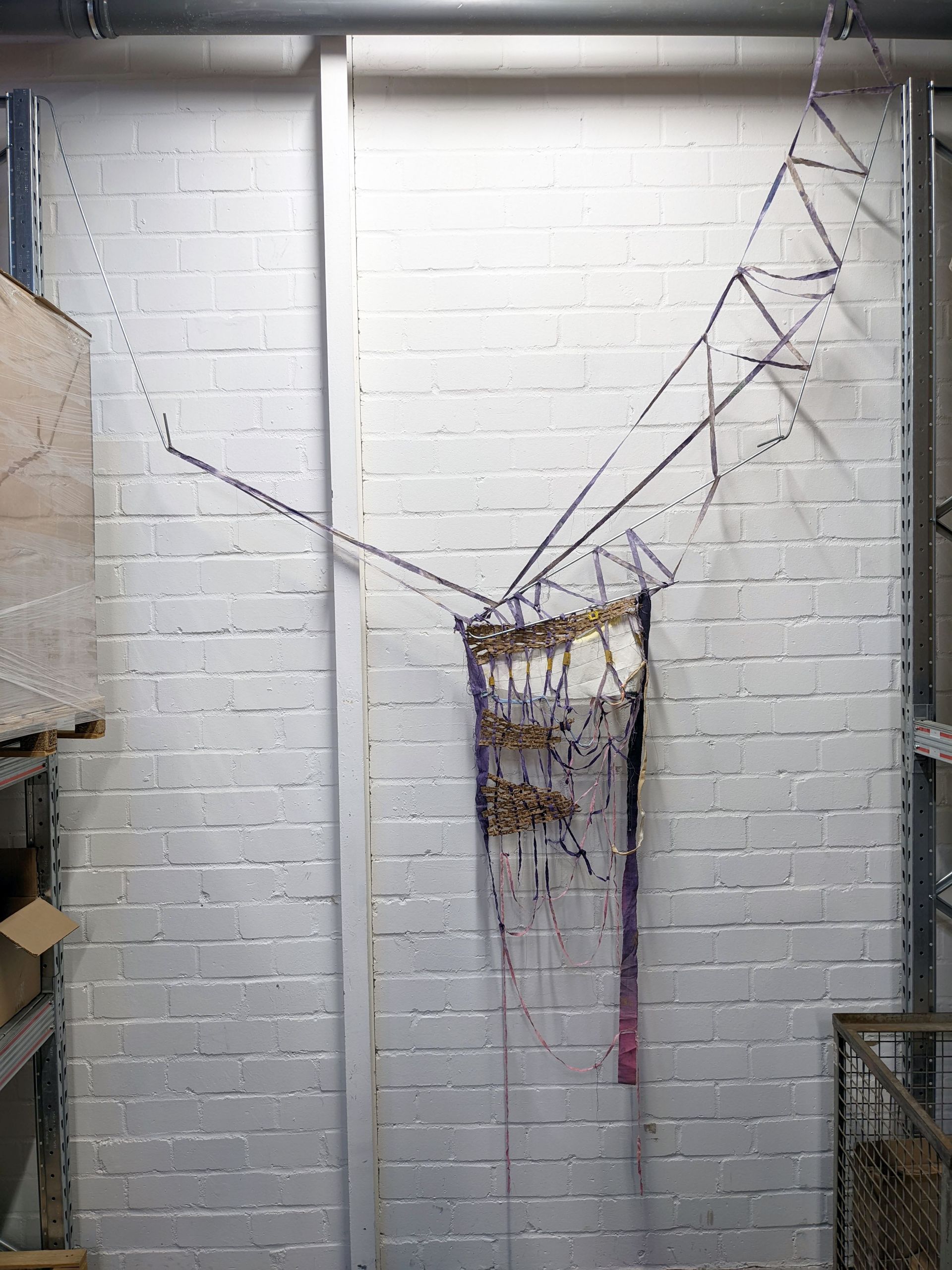 Lisa_Claire_Stolzenberger_Kunst_Installation_Vernetzte_Gesten_Less_n_More_GmbH_Köln