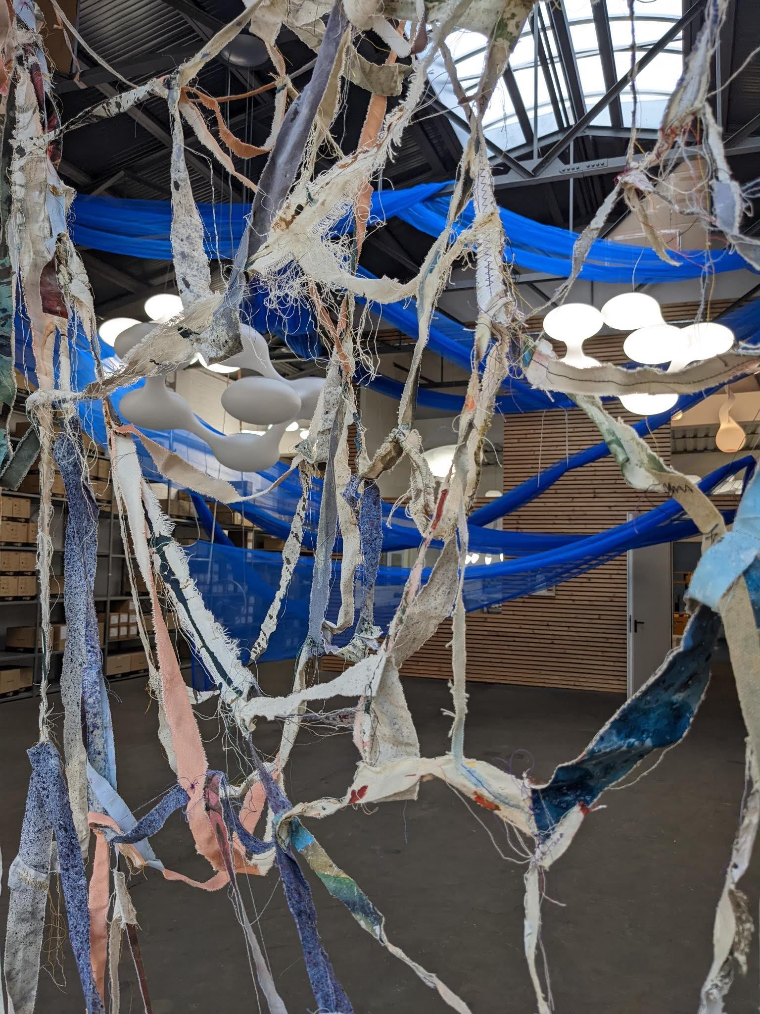 Lisa_Claire_Stolzenberger_Kunst_Installation_Vernetzte_Gesten_Less_n_More_GmbH_Köln_Helena_Geisler_Saskia_Ackermann_Leinwand