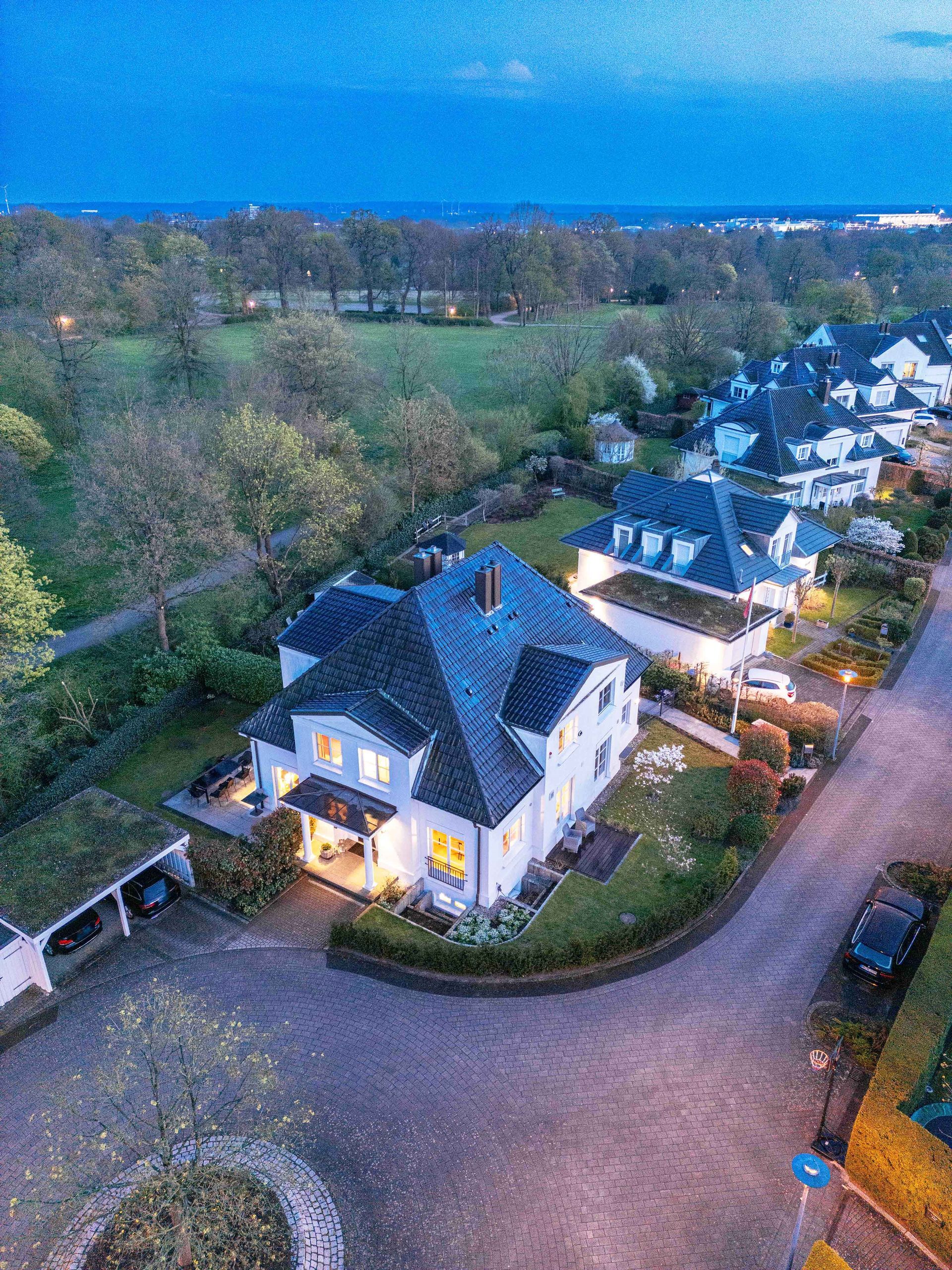 Drohnenfoto einer Villa am Park Drohnenfoto einer Villa am Park