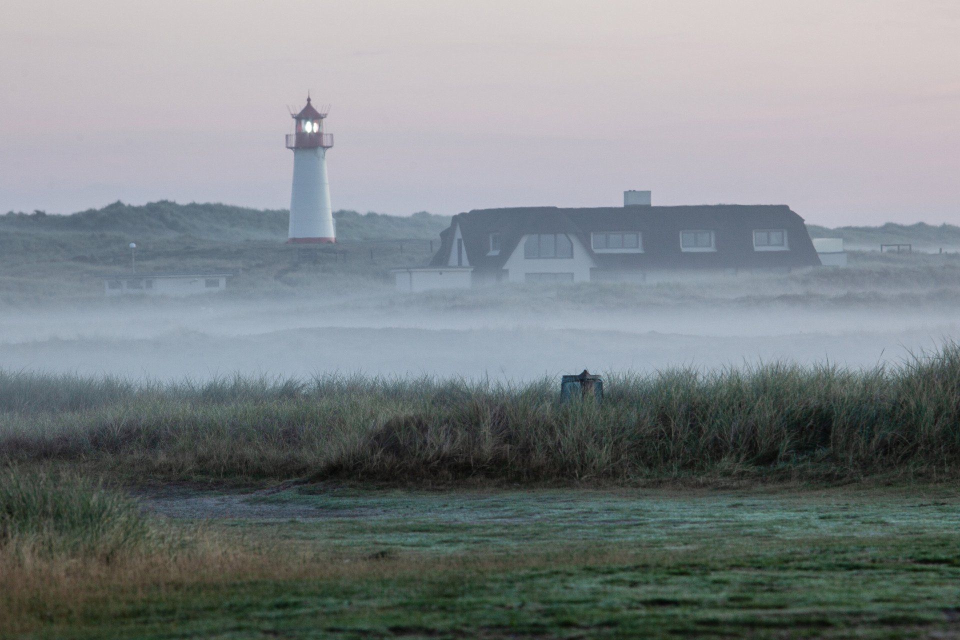 Leuchtturm West im Lister Ellenbogen auf Sylt im Frühnebel Leuchtturm West im Lister Ellenbogen auf Sylt im Frühnebel