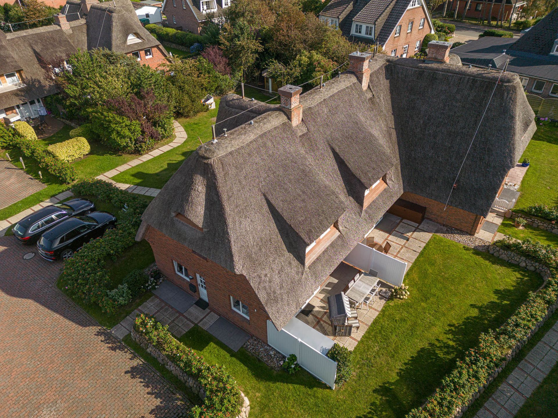 Drohnenfoto eines Reethauses