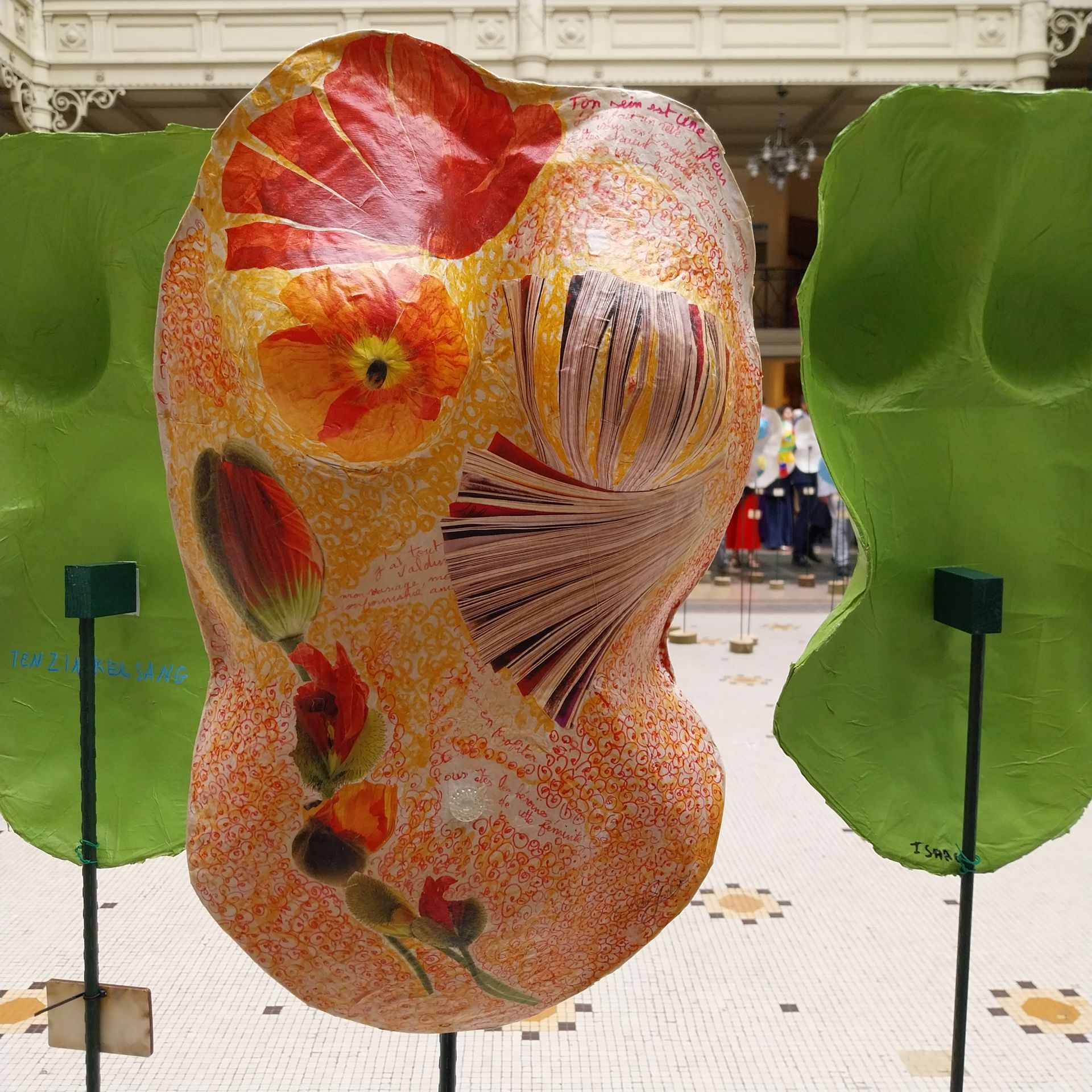 Plastron féminin par Guilaine Vertueux à l'exposition collective Célébration, La Femme à Paris 18