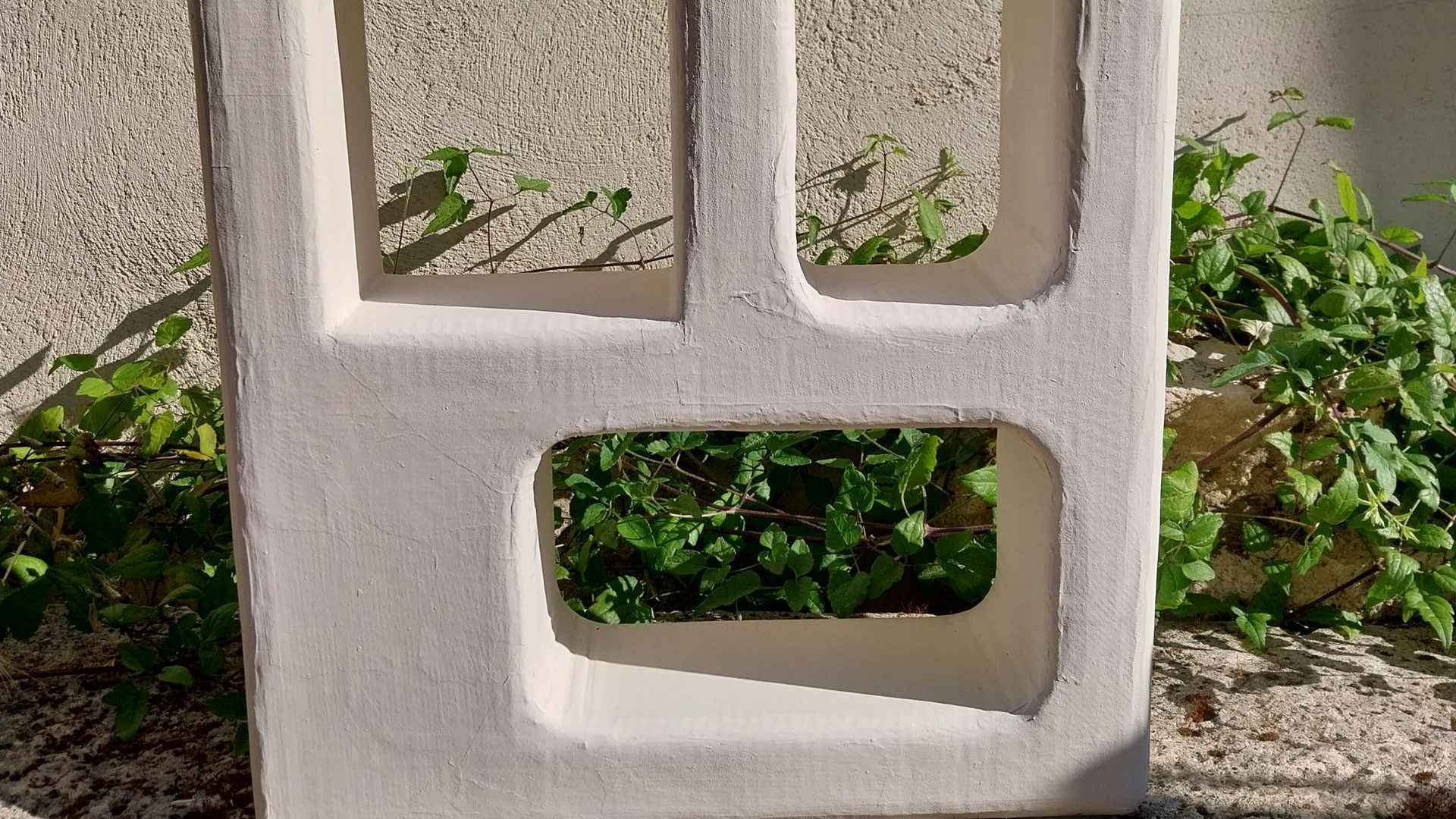 Etagère blanche en carton fait-main l'AAtelier de Guilaine Vertueux par Emilie, étudiante en design