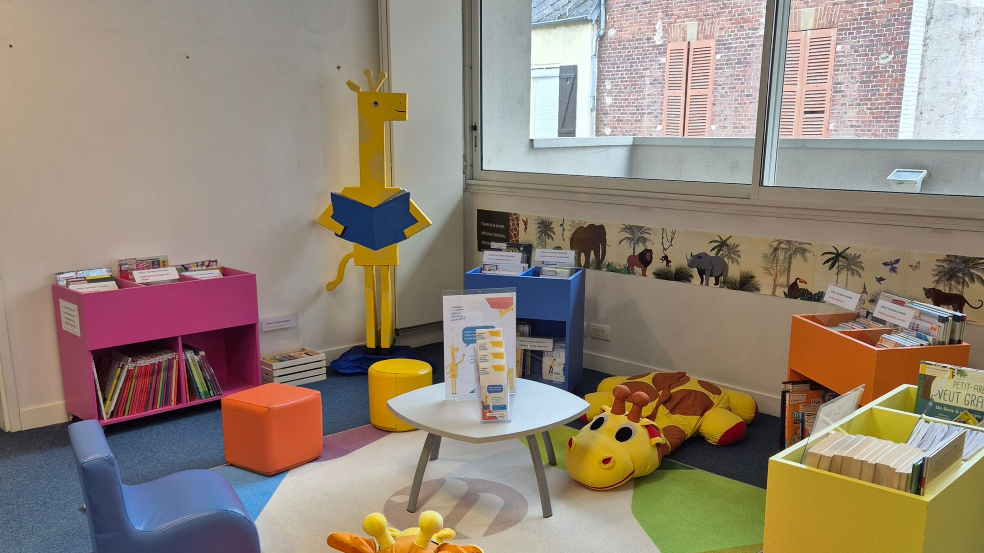 Giraffe par l'Atelier de Guilaine pour l'Espace Jeunesse Accessible à la médiathèque de Méru (60)