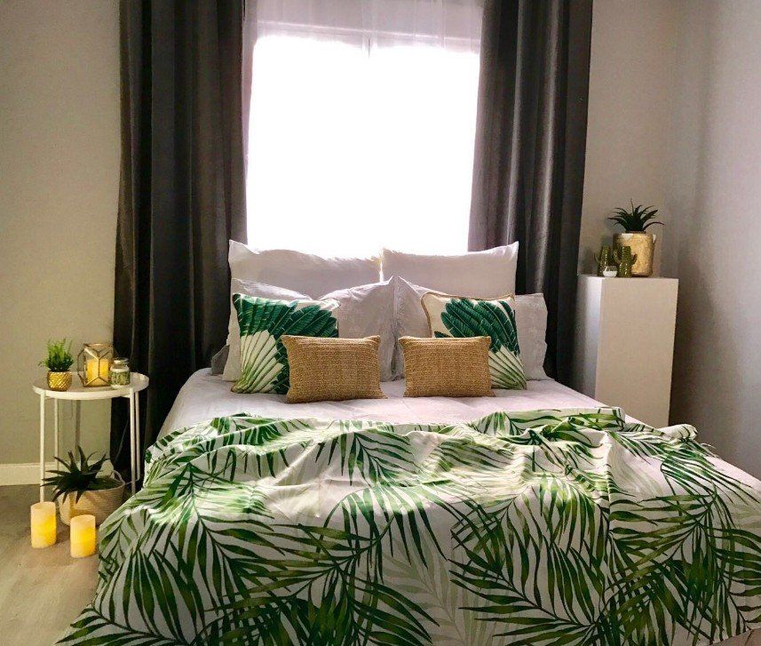 decoración dormitorio con tejidos naturales y estampado vegetal