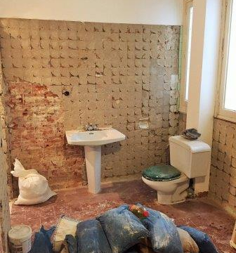 Demolición de un baño durante una reforma integral Reforma integral Barcelona
