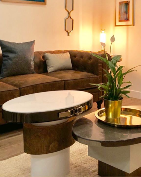 Chester de cuero con mesa auxiliar marmol Inspiracion al Cuadrado