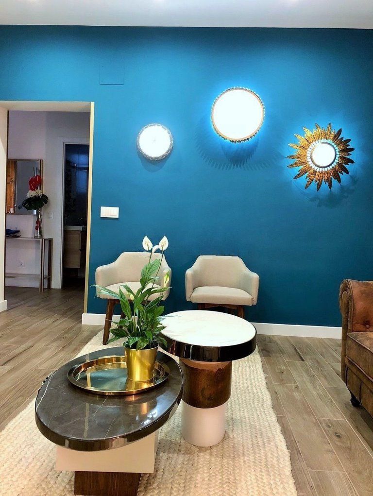 Lámparas antiguas en decoración de pared. Por Inspiración al Cuadrado