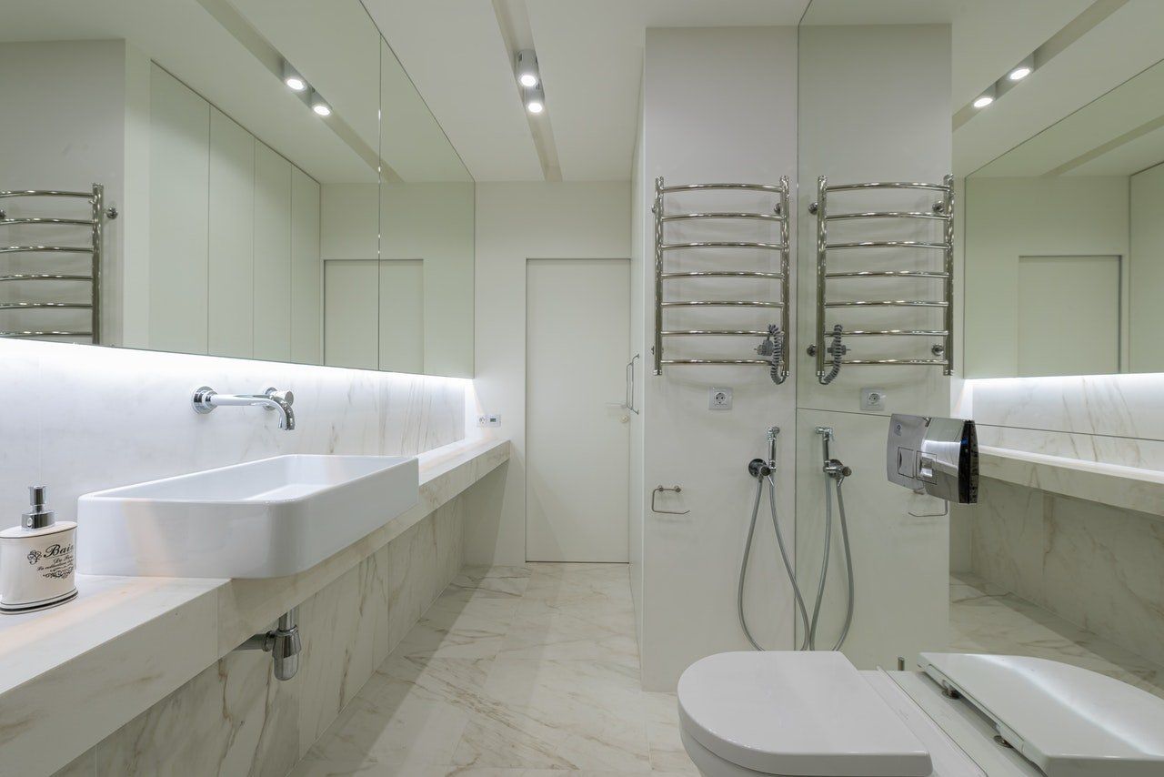 Gran espejo longitudinal en baño pequeño