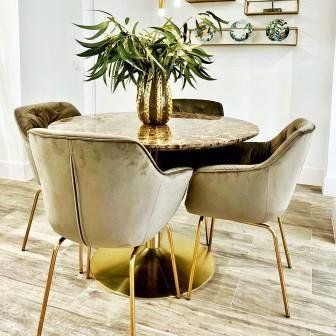 Comedor y lámpara colgante dorada mesa de marmol y sillas terciopelo