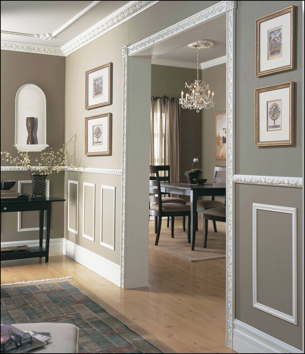 Friso con moldura en pared. Inspiracion al Cuadrado