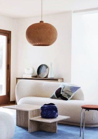 Salón con decoración de interiores sostenible