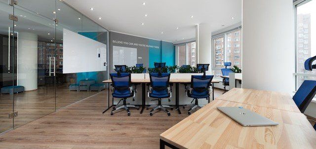 Diseño de oficina moderna con zona de trabajo confortable